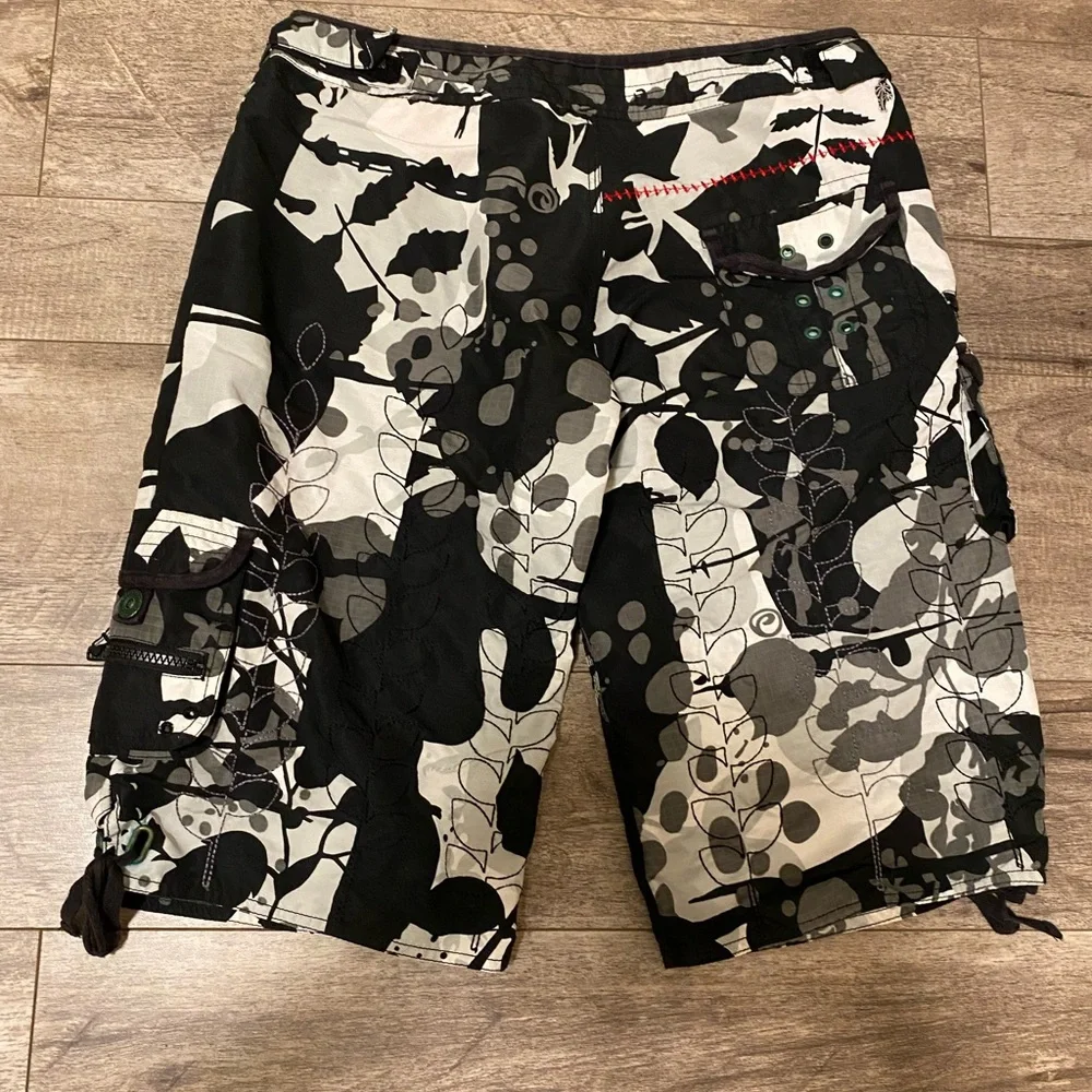 Powder Room Shorts - Picture 2 of 2